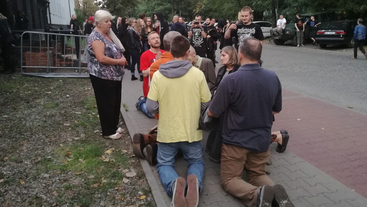 Zaledwie kilka osób wzięło udział w modlitwie różańcowej przed katowickim Mega Clubem, gdzie dziś wieczorem odbędzie się koncert zespołu Behemoth. Demonstracja w której - wobec zapewnień organizatorów - miało uczestniczyć nawet 100 osób, odbywa się "wobec bluźnierstwa zespołu Behemoth i profanacji polskiego godła". Zespół, którego liderem jest Adam "Nergal" Darski, rozpoczyna dziś trasę koncertową pod nazwą "Rzeczpospolita Niewierna".