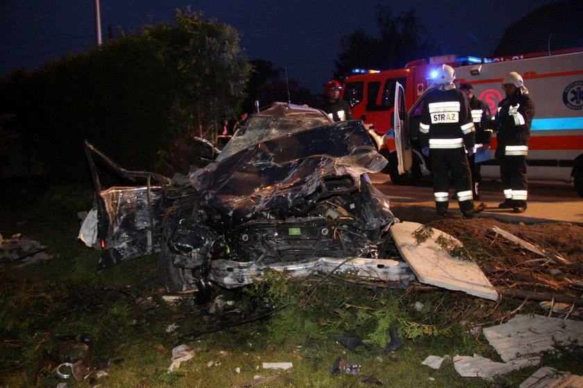 Tragiczny wypadek na Oświęcimskiej w Opolu. BMW wjechało w betonowy płot
