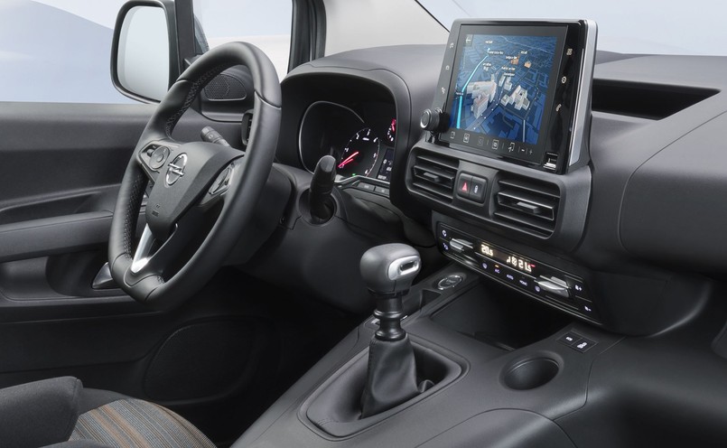 Opel Combo Life skrywa najnowsze systemy multimedialne kompatybilne z Apple CarPlay i Android Auto, dostępne z 8-calowym ekranem dotykowym. Smartfony można również ładować za pomocą opcjonalnej indukcyjnej ładowarki znajdującej się pod przyciskami klimatyzacji