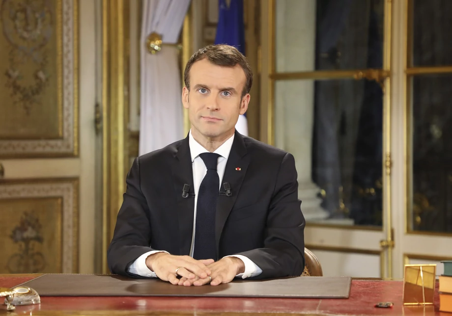 Emmanuel Macron przemawiający w związku z protestem „żółtych kamizelek”. 