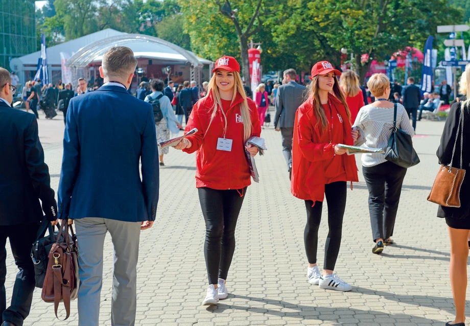 Centralnym miejscem Forum jest deptak, pośrodku którego jest placyk, przy którym stanie namiot naszego wydawnictwa