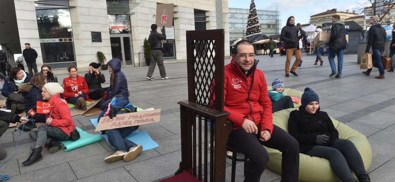 Konfesjonał przed galerią handlową. Ksiądz zachęca do reflaksji