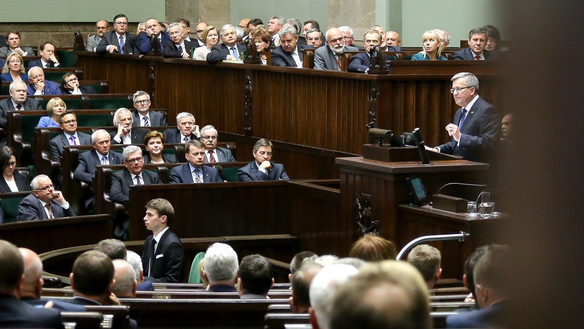 Poseł Marek Suski i senator Bogdan Pęk zapisali się w stenogramach ze Zgromadzenia Narodowego, na którym przemawiał prezydent Bronisław Komorowski. Ten pierwszy przerwał orędzie głowy państwa. A drugi pytał, gdzie podziała się prawda. "Nie pajacuj" — usłyszał w odpowiedzi. Z kolei pozytywnie zapisała się w tym tygodniu 17-letnia Joanna Jurek — badaczka nowotworów.