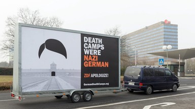 Billboard "Death Camps Were Nazi German" pod siedzibą BBC w Londynie