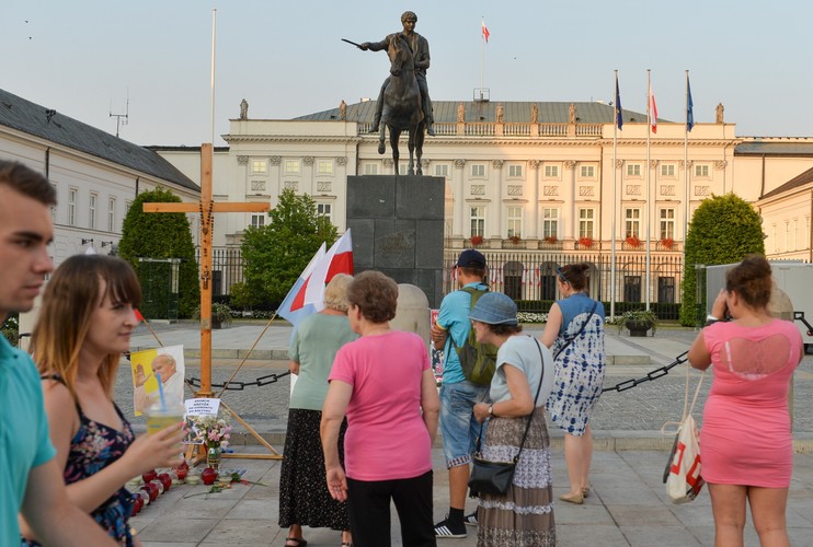 Krzyż przed Pałacem Prezydenckim