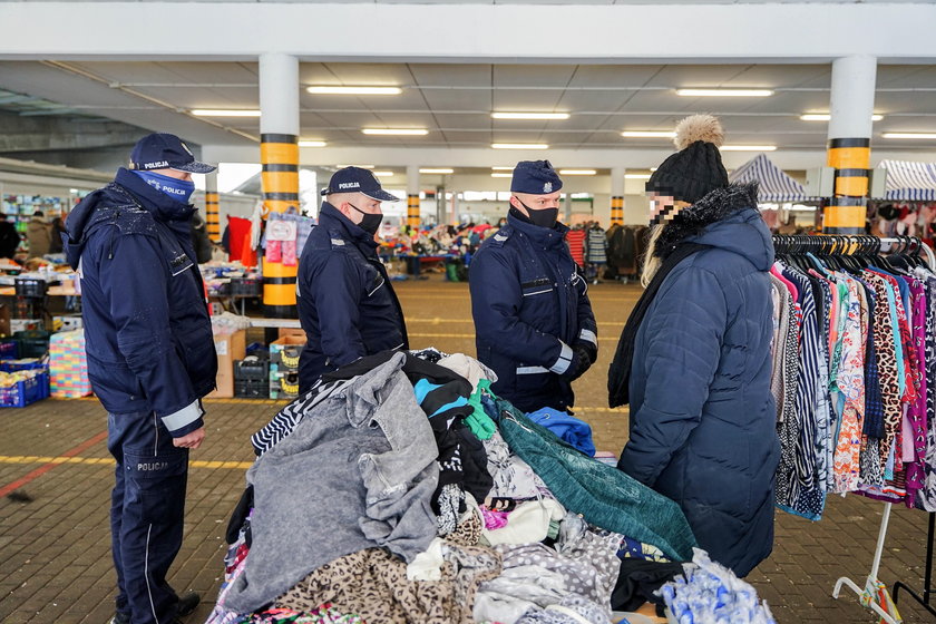 Policjanci na rynku na gdańskim Przymorzu.