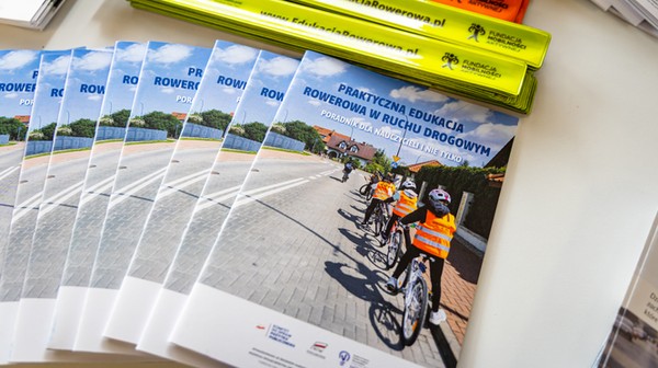 Forum poświęcono bezpieczeństwu dzieci w drodze do szkoły i praktycznej edukacji pieszej oraz rowerowej. Jednym z głównych tematów było przygotowanie dzieci do samodzielnego poruszania się w realnym ruchu drogowym. 