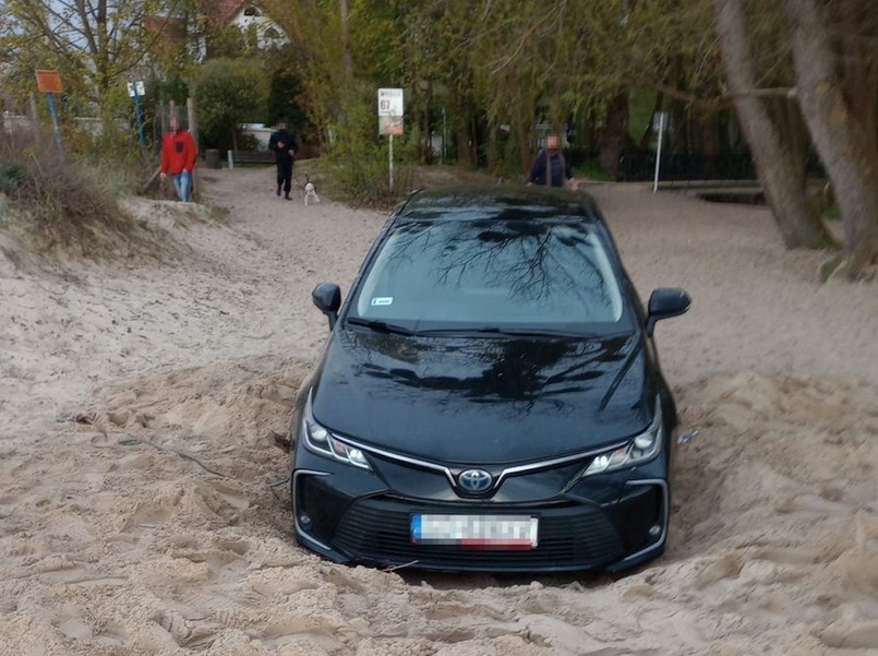 34-latek wjechał samochodem na plażę