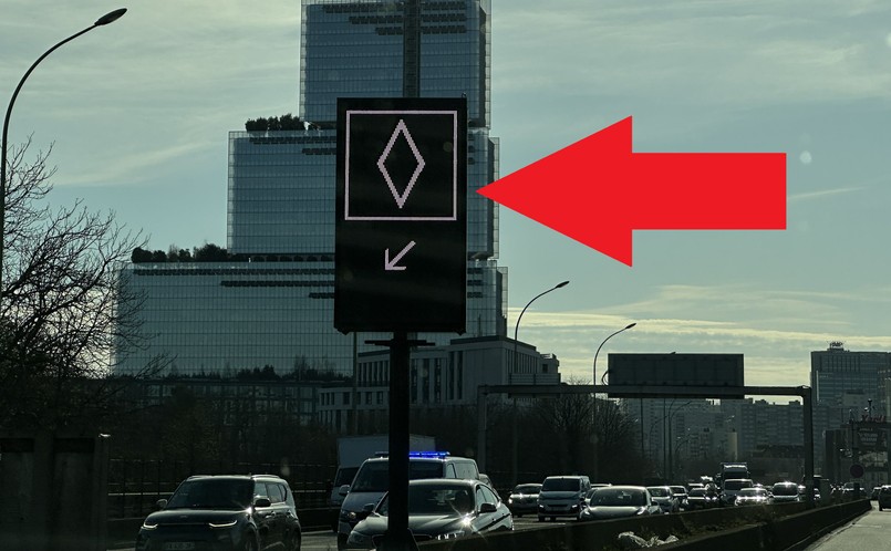 Biały romb może być na niebieskim lub czarnym tle