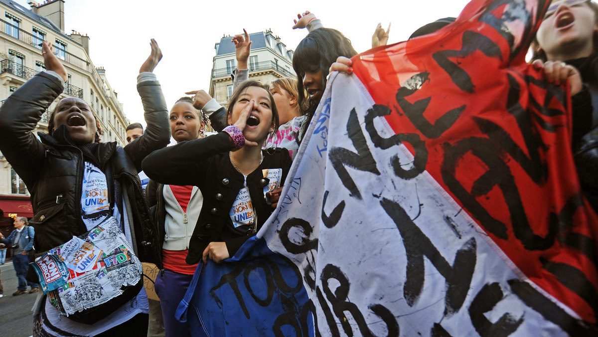 Główne związki związkowe we Francji zapowiedziały w czwartek, że będą kontynuować protesty przeciw rządowej reformie emerytalnej po jej ostatecznym przyjęciu przez parlament. Trwające od ponad tygodnia strajki powodują dotkliwe braki paliw i utrudnienia transportowe.
