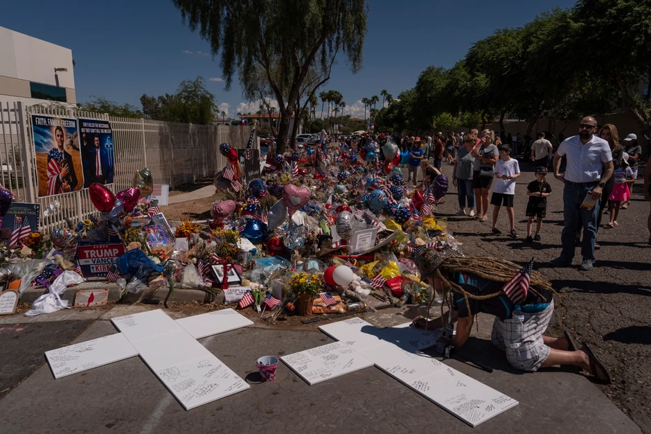 Memorijal za Čarlija Kirka u Feniksu ispred sedišta organizacije "Turning point"