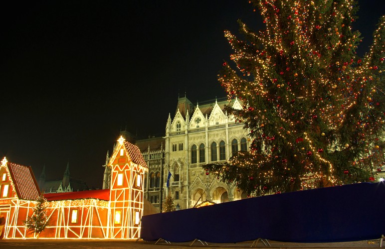 Budapeszt – w grudniu okolice placu Vörösmarty są pełne bożonarodzeniowych straganów, które podobnie jak ich zagraniczne odpowiedniki oferują turystom możliwość zakupu ozdób choinkowych, zabawek, wyrobów rękodzieła artystycznego oraz zasmakowania przysmaków lokalnej kuchni.
Tegoroczny jarmark rozpoczął się 16 listopada i będzie otwarty do 31 grudnia.