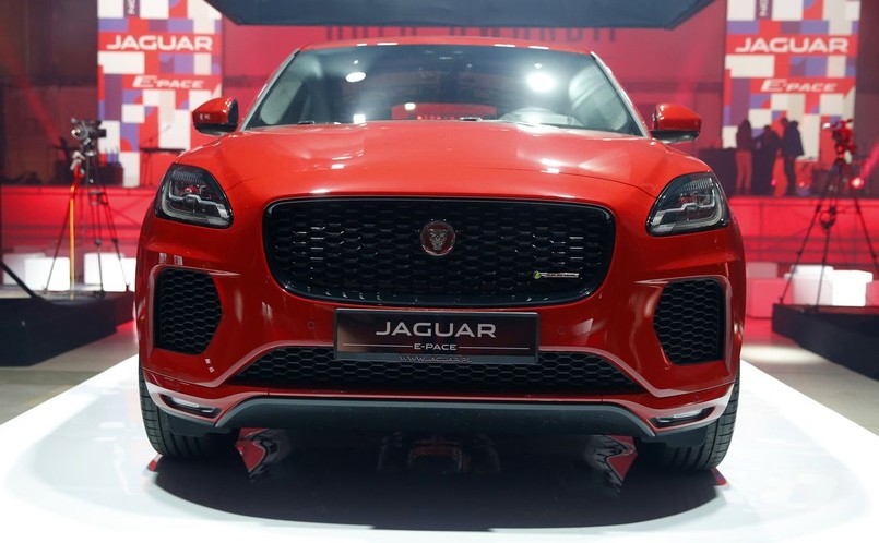 Jaguar dla modeli E-Pace oraz E-Pace R-Dynamic (foto) stworzył pakiety wyposażenia S, SE oraz HSE. Kierowcy mają do wyboru pięć jednostek napędowych - trzy silniki Diesla i dwa benzynowe