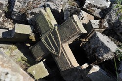 Niski stan Odry odsłonił krzyże z powojennego cmentarza. ZDJĘCIA