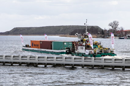 Pierwszy taki transport w historii. Kontenery płyną barką po Wiśle [ZOBACZ WIDEO]