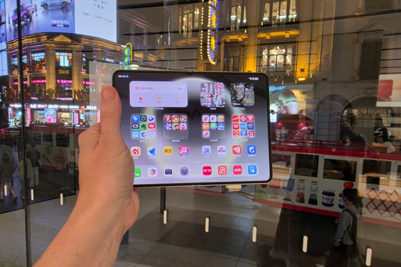 Huawei obara rekorde sa novim savitljivim telefonom: Prodaja premašila sva očekivanja (VIDEO)