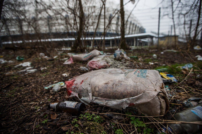 Problem śmieci przy stadionie nadal nierozwiązany