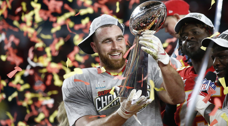 A Kansas City Chiefs játékosa Travis Kelce kezében az elnyert trófeával. /Fotó: MTI EPA/LARRY W. SMITH