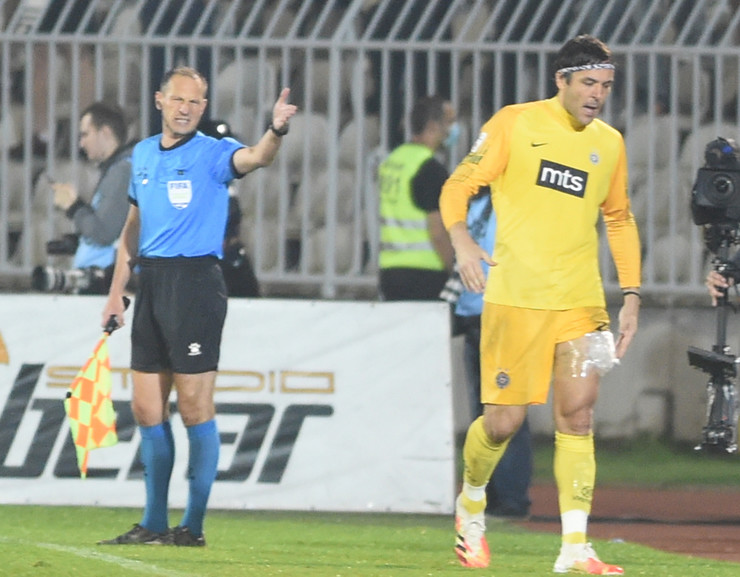 Povređeni golman FK Partizan Vladimir Stojković napušta derbi sa Zvezdom u Kupu Srbije