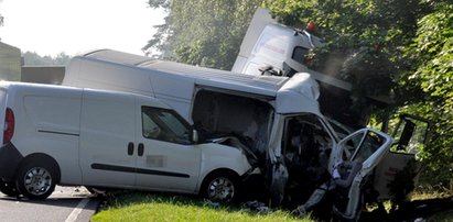 Tragiczny wypadek busa. Zginęły dwie osoby