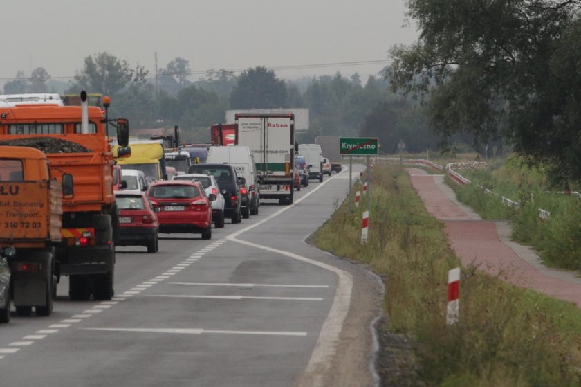 Kierowcy stoją w korkach