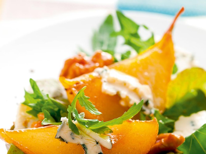 21814_karamelizovane-kruške-stock-photo-salad-with-caramelized-pears-walnuts-and-blue-cheese-shutterstock_61855252