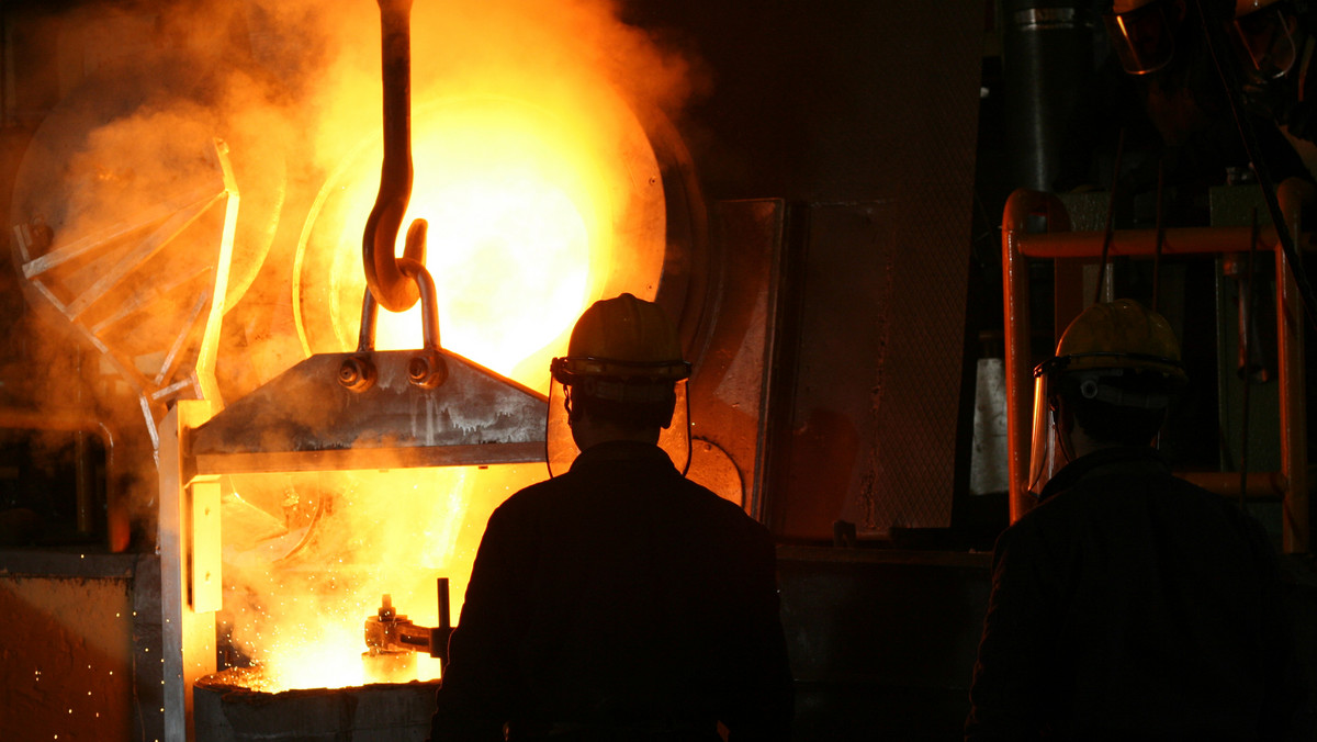 ArcelorMittal Poland przeanalizuje zasadność remontu jednego z dwóch wielkich pieców w Dąbrowie Górniczej. Kontekst to niepewność związana z unijnym systemem handlu uprawnieniami do emisji (EU ETS) na tzw. czwarty okres (NAP4), który ma zostać uzgodniony w połowie br.