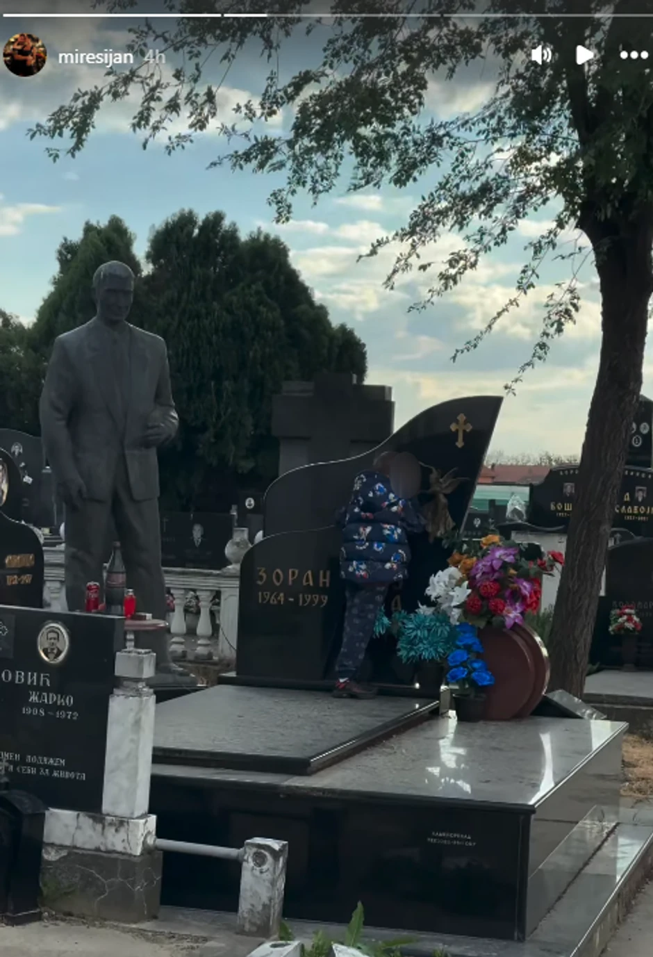 Mirko Šijan pokazao očev spomenik