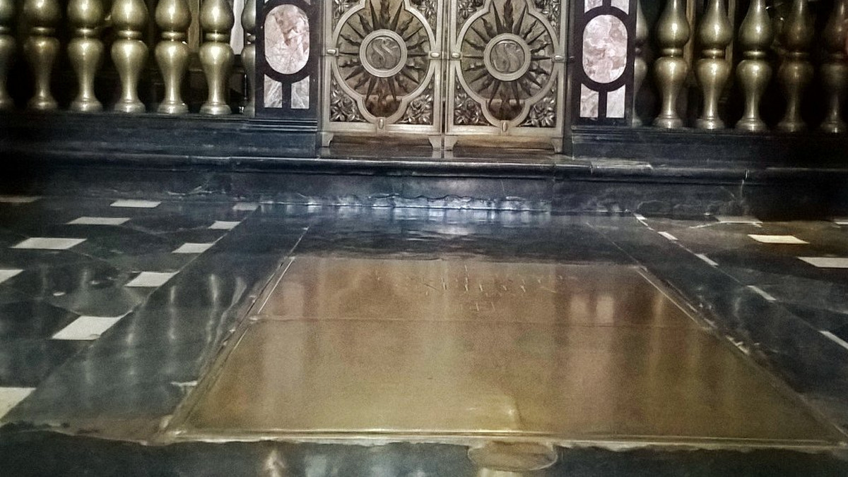 W dół prowadzą strome schody. Kończą się one u stóp krypty biskupów krakowskich. Ta ma dwa poziomy. Wejście do tego pomieszczenia w ciągu ostatnich 65 lat było otwierane tylko kilkukrotnie. To właśnie w tym miejscu w piątek spocznie ciało kardynała Franciszka Macharskiego.
