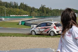 Wypięte pośladki seksbomby przczyną... wielkiego pecha. Zobacz zdjęcia z sesji