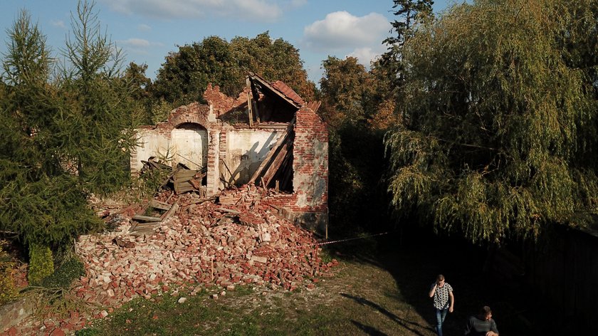 Kradzioną cegłą z zabytkowego pałacu łatali dziury w drodze