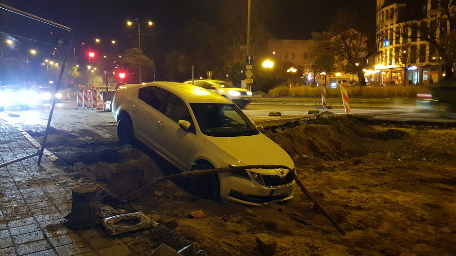 Kierujący skodą wjechał do wykopu w centrum Gorzowa