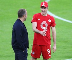 Hat-trick Lewandowskiego. Polak już tylko o krok od rekordu Muellera [WIDEO]