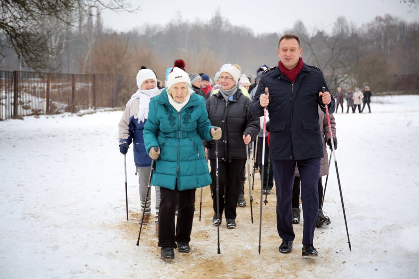 Nordic Walking i tort na 92. urodziny Aleksandry Durlik z Łodzi