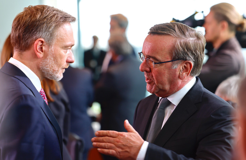 Minister finansów Chrisitan Lindner rozmawia z Borisem Pistoriusem na posiedzeniu niemieckiego rzadu. Berlin, 24 maja ub. r.