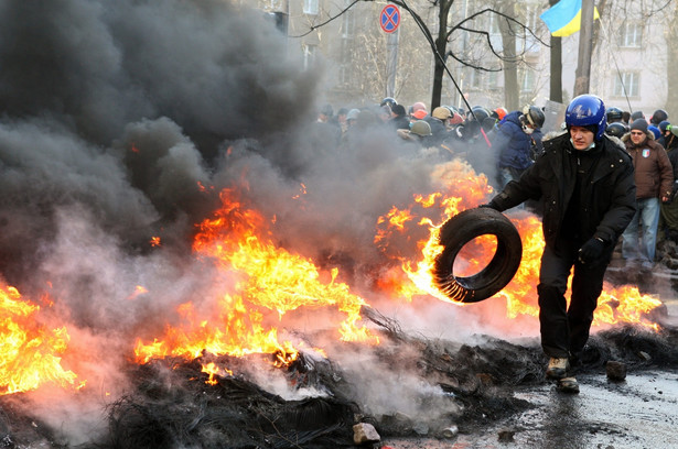 Demonstranci podpalili w Kijowie opancerzony pojazd