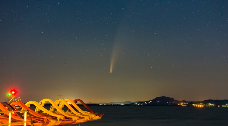 A NEOWISE-üstökös a hajnali égbolton Balatonmáriafürdőről fényképezve 2020. június 14-én.