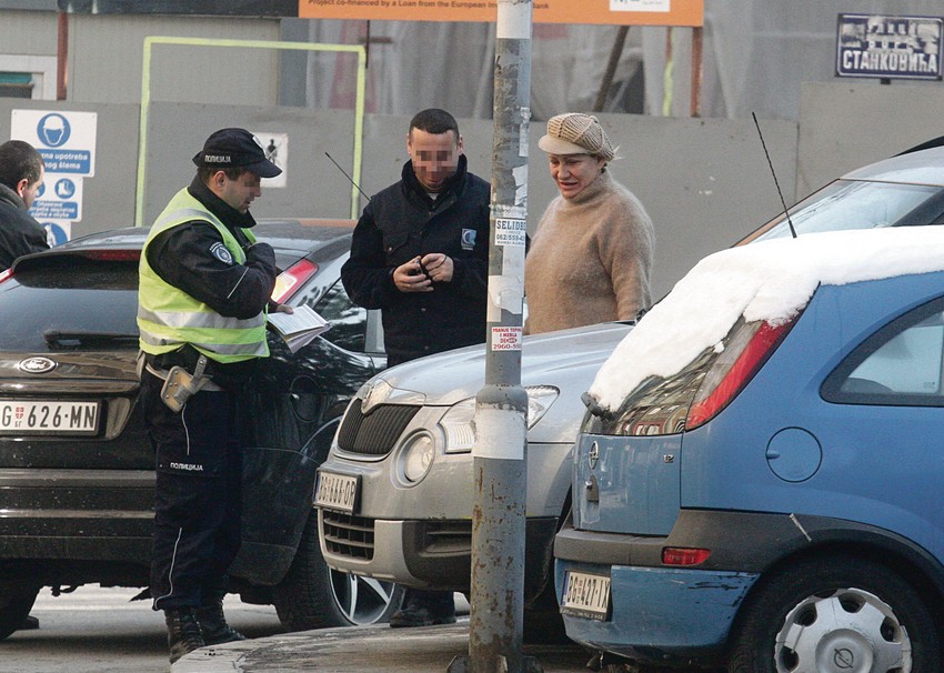 Ukoliko se utvrdi da policijski službenik nije postupio u skladu sa zakonom i pravilima službe, protiv njega će biti preduzete odgovarajuće mere, a osobi koja se pogrešno parkirala, ukoliko već nije, biće naknadno uručen prekršajni nalog, rekli su za „Blic“ u policiji
