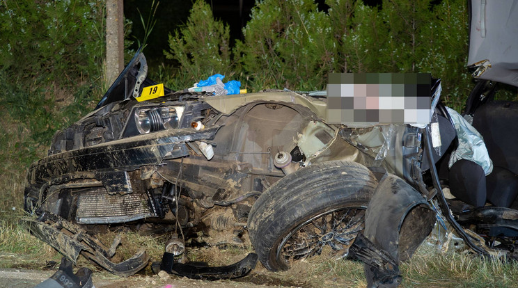 A felismerhetetlenségig összetört a kocsi / Fotó: MTI: Donka Ferenc