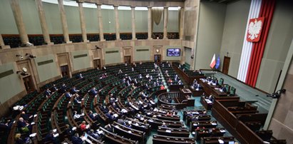 Sejm uchwalił ustawę ws. tarczy branżowej. Kto może liczyć na „postojowe”?