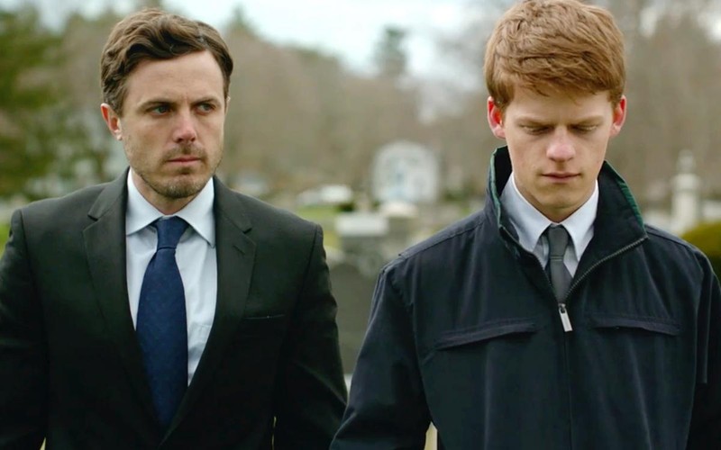 <strong>Manchester by the Sea, reż. 	Kenneth Lonergan, polska premiera: 20 stycznia 2017</strong>
<br><br>
Po śmierci Joe'go (Kyle Chandler), starszego brata, Lee Chandler (Casey Affleck), zaszokowany wiadomością, że brat powierzył mu opiekę nad swoim synem Patrickiem (Lucas Hedges), wraca w rodzinne okolice. Lee rzuca wszystko i przenosi się do Manchester-by-the-Sea, zmuszony zmierzyć się z wydarzeniami przeszłości, które sprawiły, że rozstał się z żoną – Randi (Michelle Williams) i opuścił miasteczko, w którym wyrastał.
<br><br>
[opis dystrybutora kino]