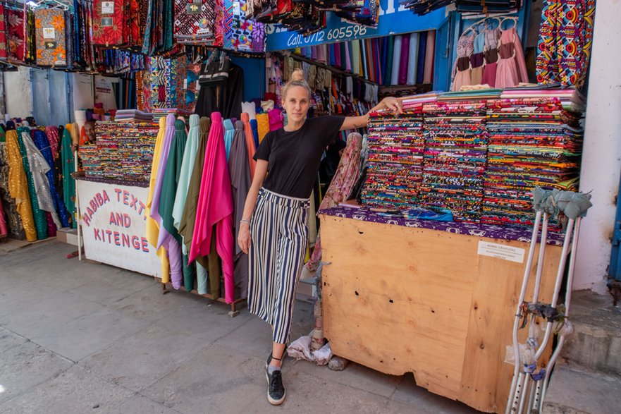 Maja zaopatruje się w materiały na lokalnych bazarach i w second handach