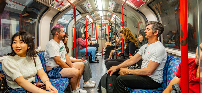 Tajemnica wzoru na siedzeniach w  londyńskim metrze. Mało kto to zauważa