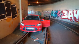 Baleset történt az I. kerületben: a villamos alagútjába hajtott egy autó a Lánchídnál