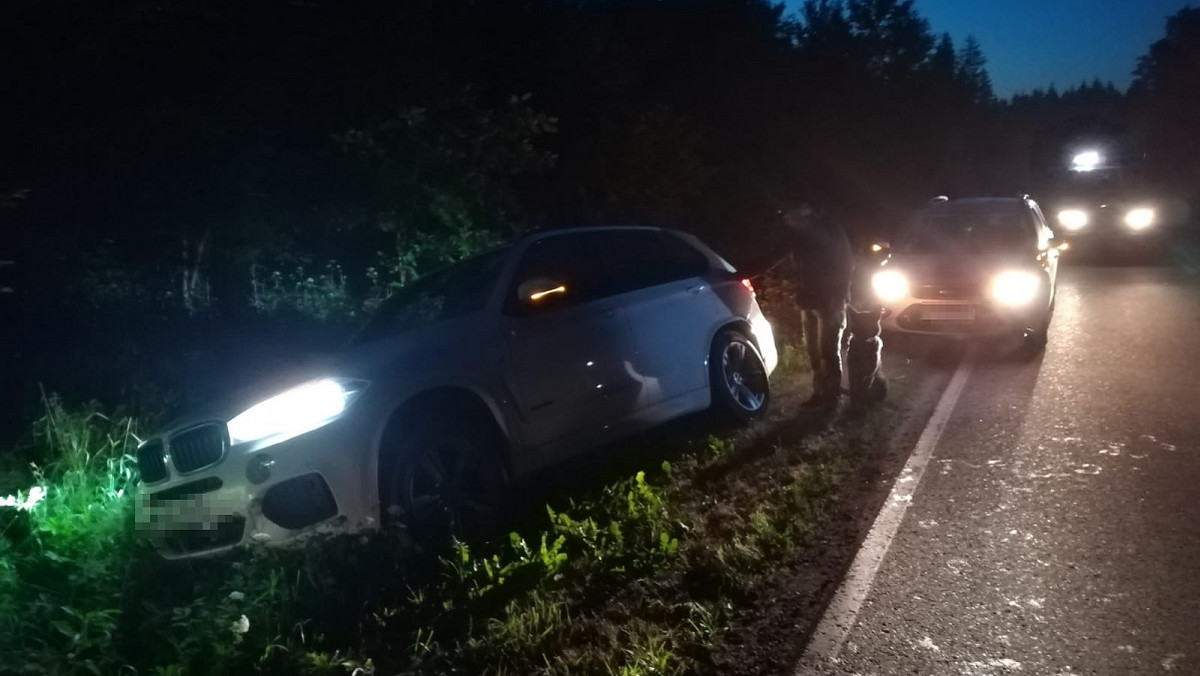 Nie zatrzymał się do kontroli i zaczął uciekać. Litwin kierujący, jak się okazało, kradzionym BMW X5, nie uciekł daleko. Patrol Straży Granicznej ujął Litwina dzięki wydatnej pomocy służbowego psa wabiącego się Devil.