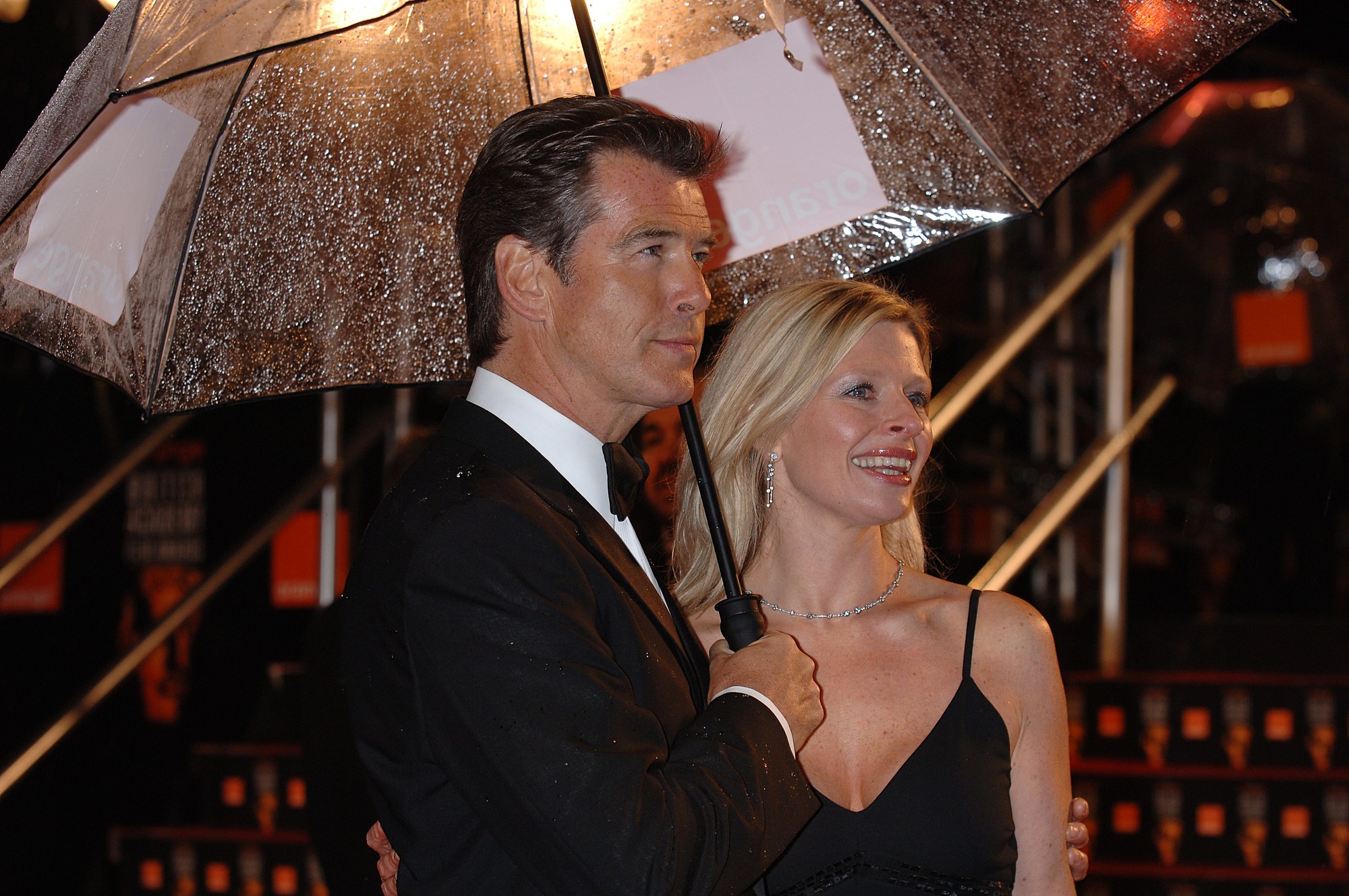 Pierce Brosnan a Charlotte.