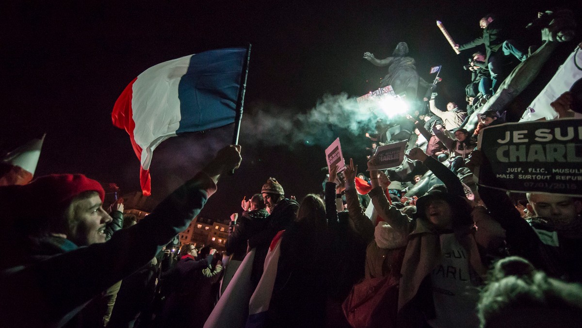 Niedzielne demonstracje we Francji przeciwko terroryzmowi były wyjątkowym aktem jedności i oporu. Równie znacząca była obecność 50 przywódców - pisze "Financial Times". Zastrzega, że francuskie władze muszą teraz podtrzymać jedność i nie dopuścić do wzajemnych oskarżeń. Według "FT", nadszedł niebezpieczny czas próby.