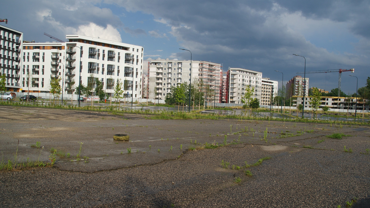 Zarząd Zieleni Miejskiej wstrzymał się z ogłoszeniem przetargu na wykonanie prac związanych z powstaniem parku w Czyżynach. Powód? Kilka osób zaskarżyło decyzję o wydaniu pozwolenia na budowę do wojewody.