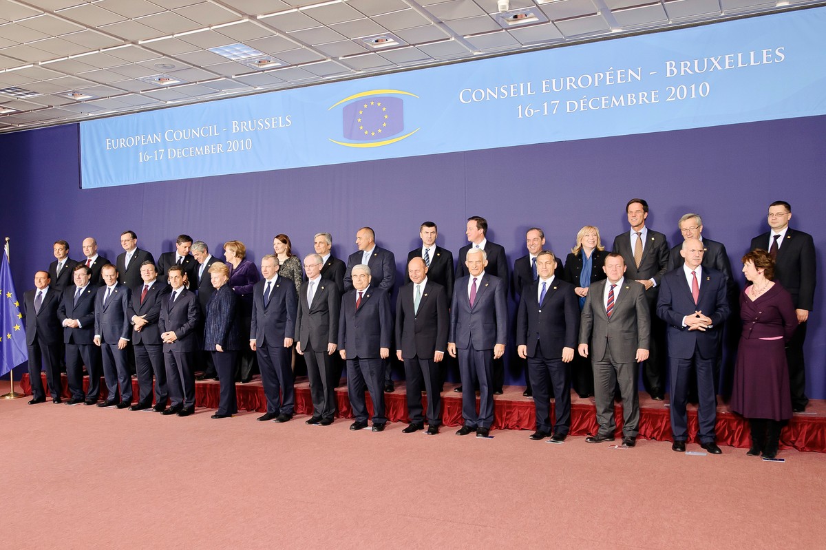 Szczyt Unii Europejskiej 16 grudnia 2010 roku: przywódcy państw członkowskich pozują do wspólnego zdjęcia.
