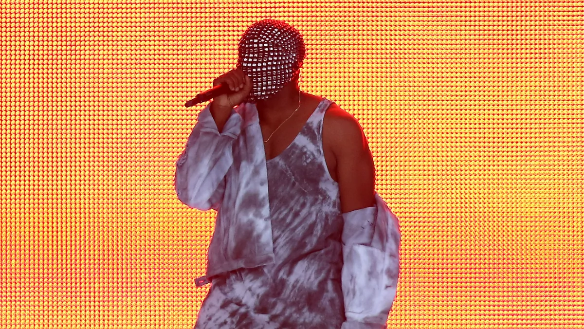 W piątek, 4 lipca, Kanye West wystąpił w Londynie. Muzyk nagle przerwał swoje show, aby wygłosić przemówienie. Publiczność była zaskoczona i poirytowana.